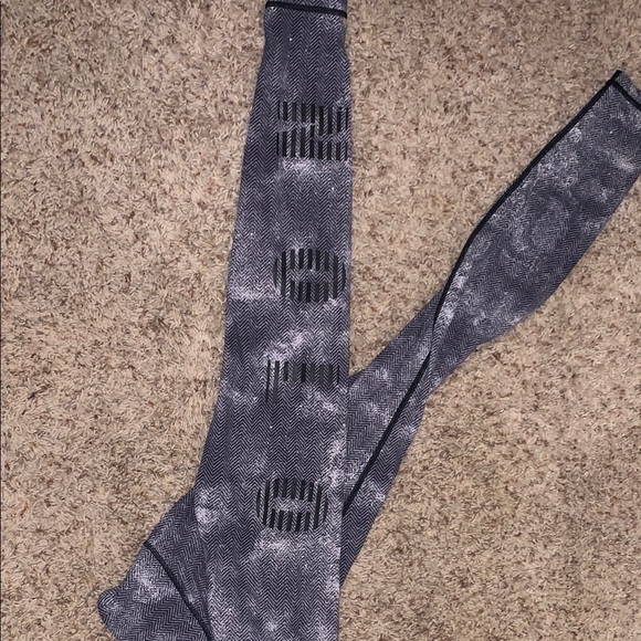 lululemon athletica Gray Patterned Leggings - Picture 4 of 8